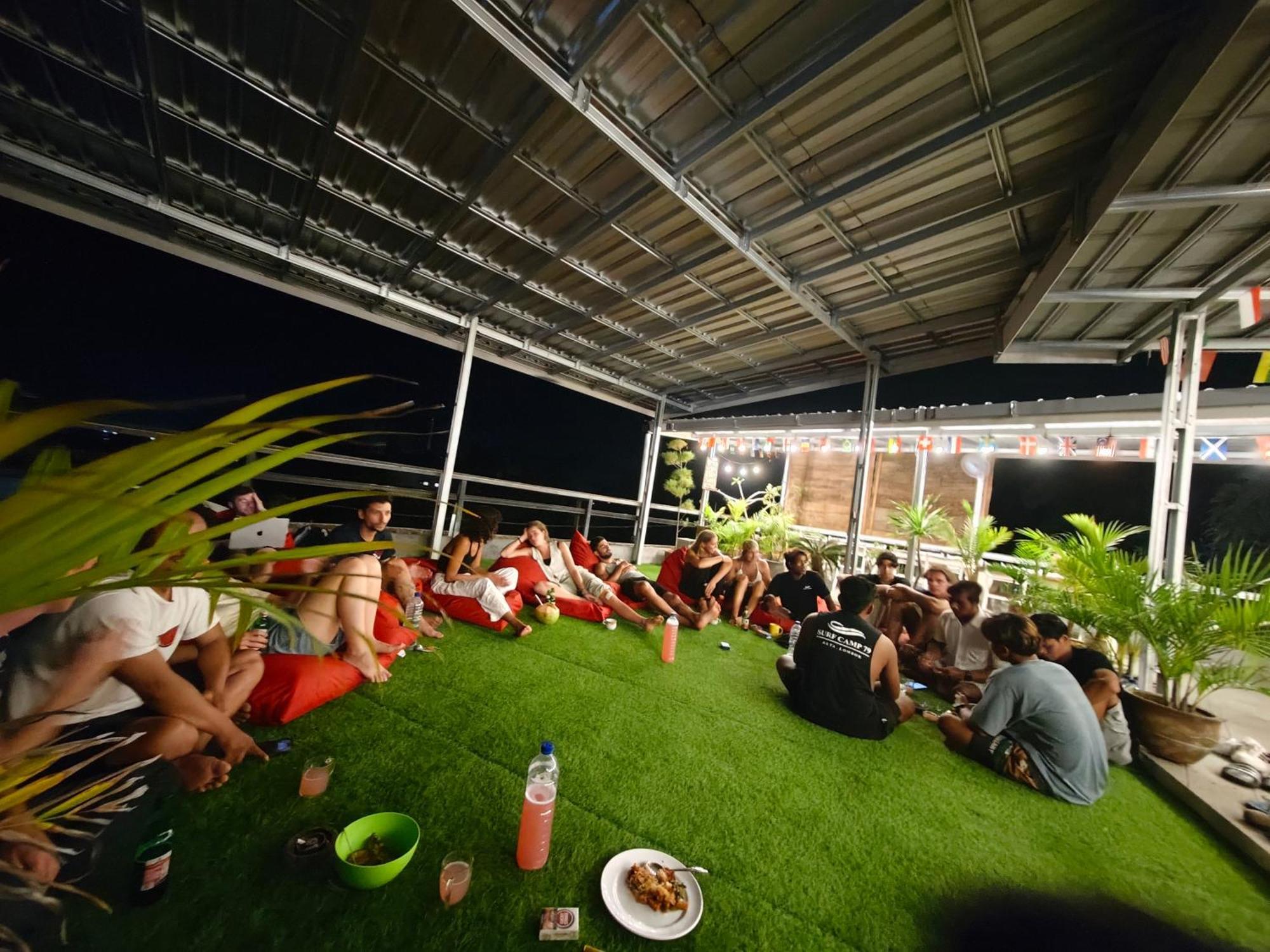 Surf Camp 79 Hotel Kuta  Ngoại thất bức ảnh